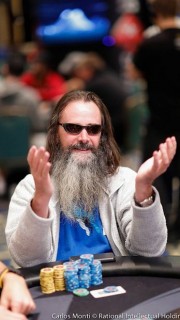 Joueur de poker avec un longue barbe.
