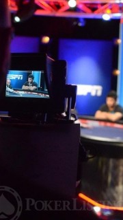Une camera filme du poker