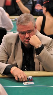 joueur de poker fatigué