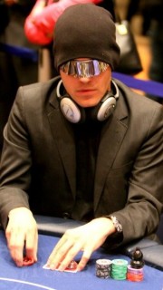 Joueur de poker en confiance et bien dans ses baskets