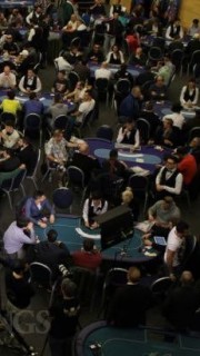 Un tournoi de poker avec plein de joueurs, lieu à apprivoiser