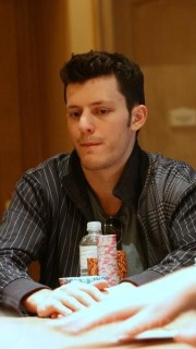 Joueur de poker qui hésite et se demande quoi faire à la turn