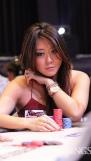 Maria Ho réfléchit à quoi faire dans cette main de poker