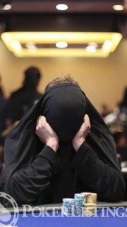 joueur de poker qui se cache sous son pull