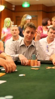 Joueur de poker reflechissant aux cotes implicites