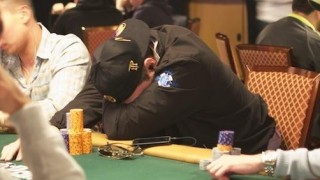 Joueur de poker la tete cachée