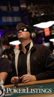 Phil Hellmuth regarde vers le ciel
