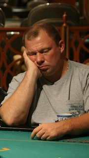 Joueur de poker en train de dormir