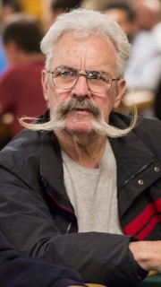 joueur de poker big moustache