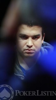 Joueur de poker fort dans sa tête
