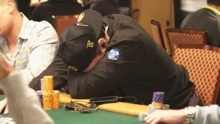 Joueur de poker qui dort
