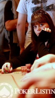 Une joueuse de poker (Annette Obrestad) l'air mystérieuse