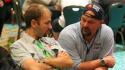 Joueurs de poker qui discutent