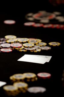 Cartes et jetons sur le tapis : main perdante ou gagnante