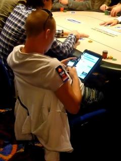 Joueur de poker sur sa tablette