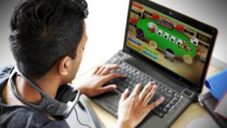 jeune joueur de poker en ligne