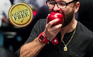 Daniel Negreanu végetalien mange une pomme