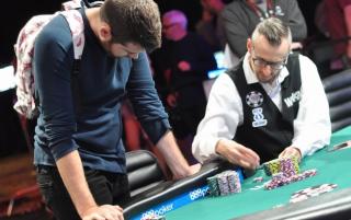 Joueur de poker qui se lève et va quitter la table