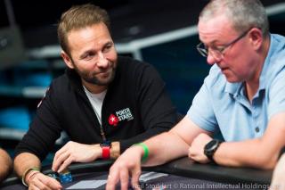 Daniel Negreanu essaie d'amadouer un adversaire.