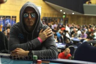 Joueur de poker a capuche concentré et dans le flow