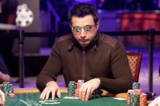 Joueur de poker immobile