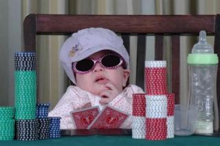 Bébé jouant au poker
