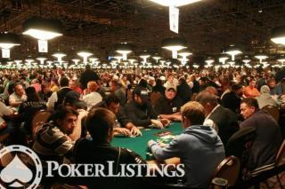 MTT tournoi de poker à gros field avec des milliers de joueurs