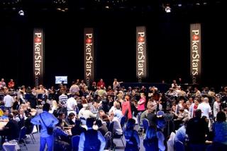 un gros tournoi de poker live multi-tables