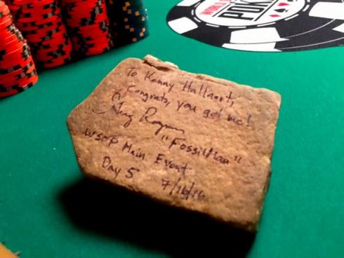Un fossille gagné par Kenny Hallaert dédicacé par Greg Raymer. Fossile dédicacé Greg Raymer