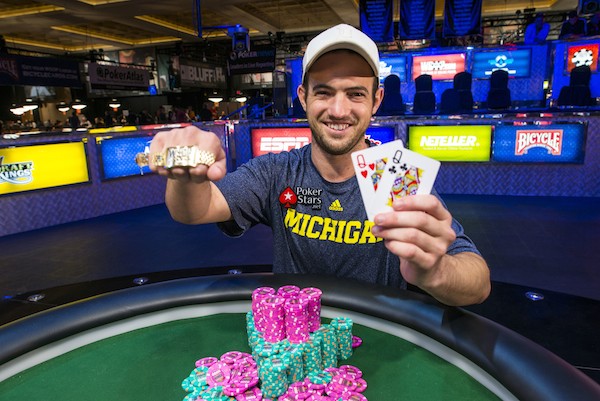 Joe Cada, champion du monde d'un grand tournoi de poker