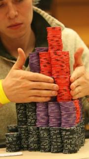 Un joueur qui monte un stack de jetons monumental