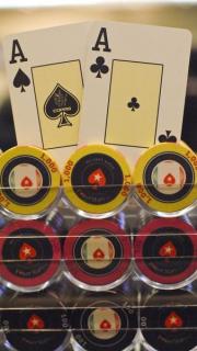 Des cartes et jetons représentant votre budget, capital ou bankroll au poker