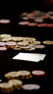 Des cartes et jetons de petites blindes dans un tournoi de poker sit-and-go