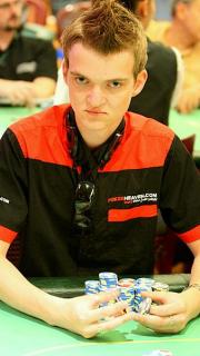 Joueur de poker au regard noir et motivé