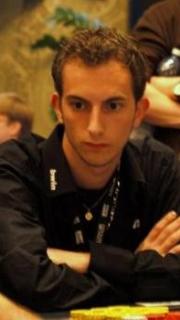 Vincent Pasdeloup, joueur concentré et attentif qui ne veut manquer aucune information