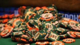Un joli tas de jetons de poker en vrac