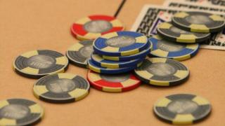 Des mises et des blindes de poker mélangées