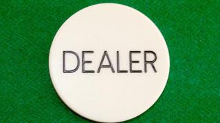 Le bouton du Dealer, symbole d'une bonne position au poker