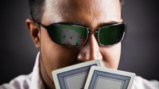Secret poker : les cartes d'un joueur se lisent dans ses lunettes