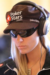 Vanessa Rousso, joueuse blonde casquette casque et lunettes de soleil