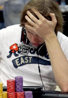 Un joueur de poker se fait un facepalm.