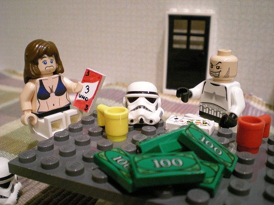 Legos jouent au strip poker