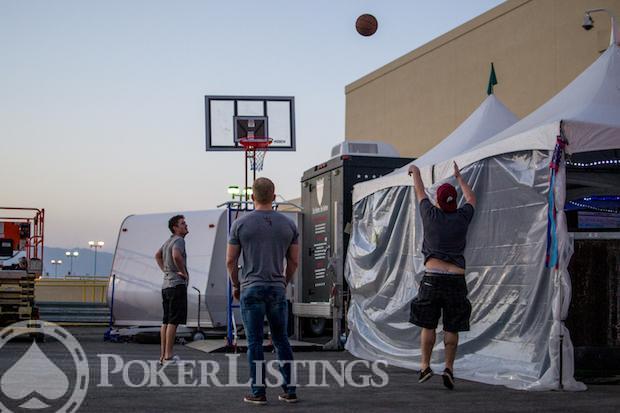 Panier de basket sur un parking