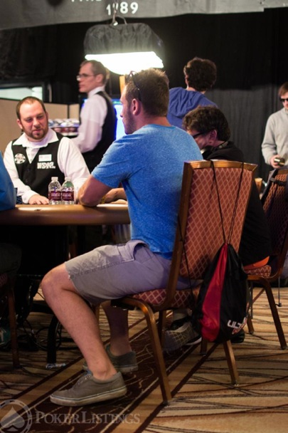 Joueur de poker en short