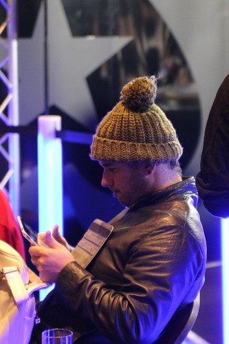 Joueur de poker avec bonnet