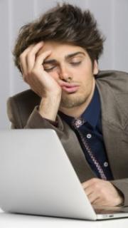 Un joueur qui s'endort sur son ordinateur.