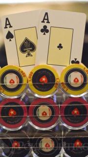 Une paire d'as et des racks de jetons