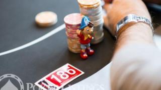 Jetons et figurine protecteur de cartes
