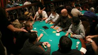 Table de poker vue en plongée