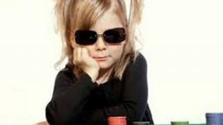 enfant joue au poker